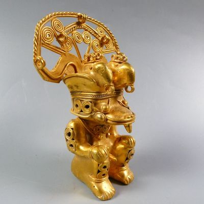 Colombie. Homme-singe assis à la haute coiffe à décor d’aile… - Photo 1