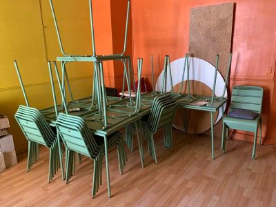 de nombreuses chaises et une table dans une pièce aux murs orange