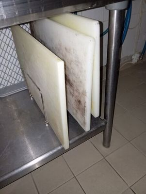 une photo d'un coin cuisine avec un évier et un plan de travail
