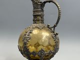 un vase ancien en verre argenté et doré, surmonté d'une couronne
