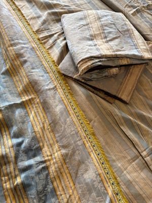 Quatre rideaux dépareillées de style Louis XVI à rayures ble…