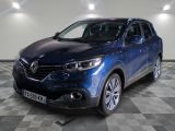 Le SUV Renault Kad bleu est garé sur un sol à damier.