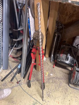 une pince et une paire de pinces dans un garage