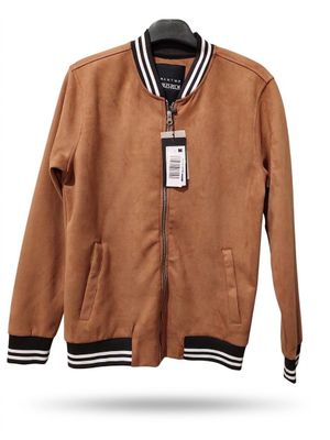 une veste marron avec une bande rayée noire et blanche autour du col