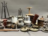 de nombreux objets métalliques de toutes sortes sur la table