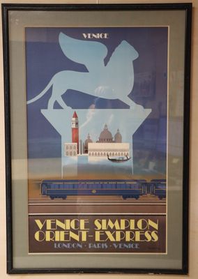 une photo d'une affiche accrochée au mur d'une gare