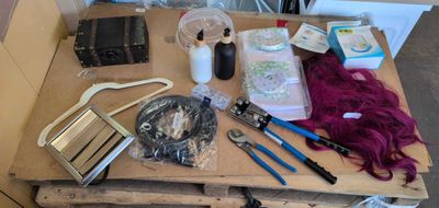 une table en bois sur laquelle sont posés tout un tas d'outils