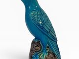 un oiseau bleu perché sur une souche d'arbre
