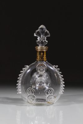 une bouteille en verre à l'ancienne, ornée d'un motif décoratif sur le goulot