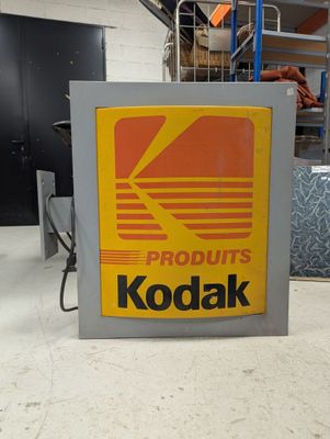 une pancarte portant l'inscription « Kodak » devant une machine
