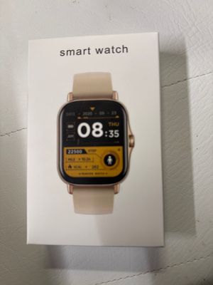 une boîte sur laquelle est posée une montre connectée, posée sur une table