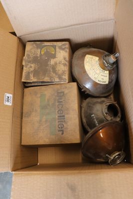 une boîte en carton contenant un certain nombre d'objets