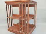 une vitrine ancienne en bois à trois étagères, montée sur roulettes