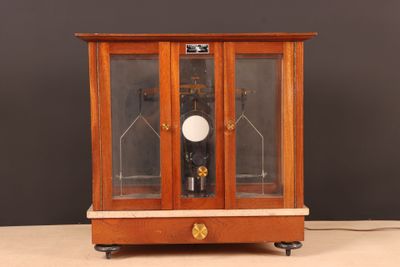 une horloge exposée dans une vitrine
