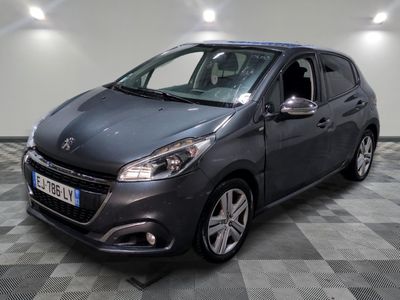la voiture grise est garée dans le garage sur le sol en damier