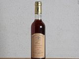une bouteille de vin posée sur une table