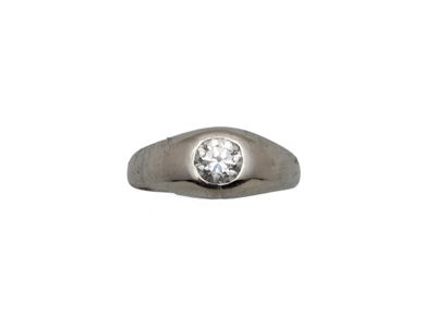 gros plan d'une bague en diamant sur fond blanc