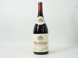 une bouteille de vin posée sur une table