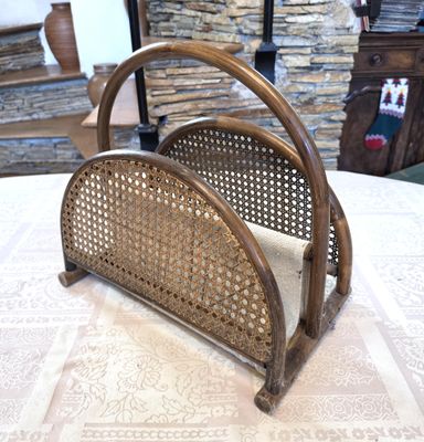un porte-revues posé sur une table, avec un mur en pierre en arrière-plan