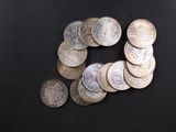 un grand nombre de pièces de monnaie qui se trouvent sur une surface noire
