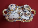 un plateau sur lequel se trouvent une tasse et une soucoupe