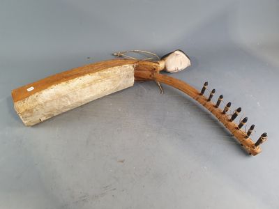 Ngombi PUNU du Gabon en bois sculpté et polychromé à décor d…