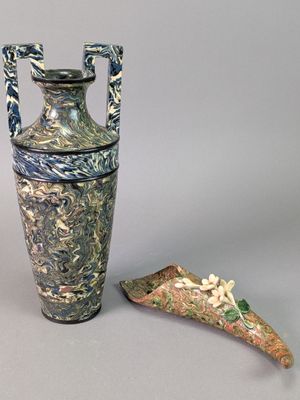 deux vases posés l'un à côté de l'autre sur une table