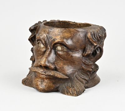 gros plan d'une statue d'un homme barbu