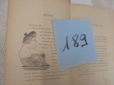une photo d'un vieux livre sur lequel figure l'image d'un enfant