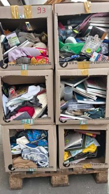 une pile de cartons empilés sur une palette