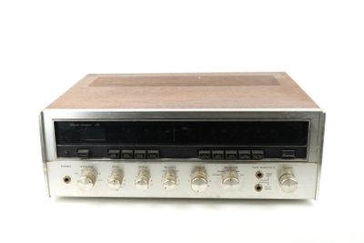 un gros plan d'une chaîne hi-fi posée sur une surface blanche