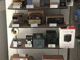 De nombreux types d'appareils électroniques sont exposés dans cette salle.