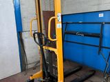 un chariot élévateur garé devant un mur bleu