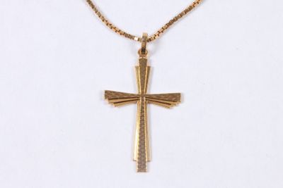 pendentif en forme de croix plaqué or, monté sur une chaîne en or rempli