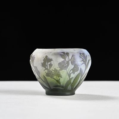 un petit bol en verre orné d'un motif floral