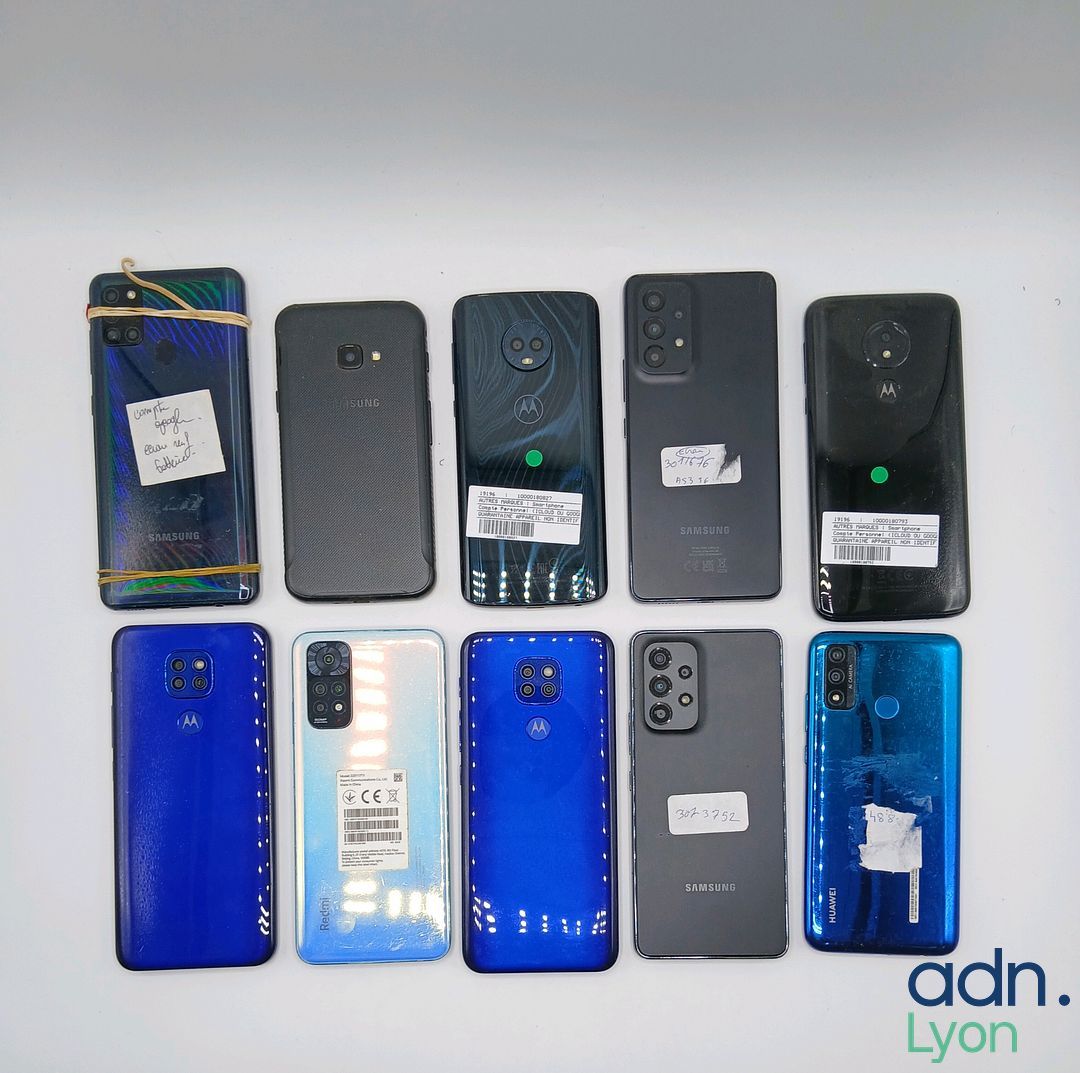 Lot de 10 téléphones bloqués utilisateur de marques SAMSUNG,…