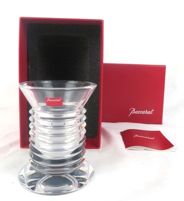 un vase en verre posé dans une boîte rouge