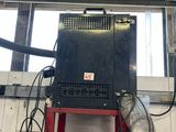 une photo d'un garage avec une échelle rouge et une machine noire