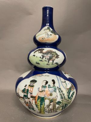 CHINE, XIXe Vase triple gourde Fond bleu décor en médaillons…