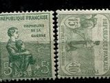 quatre timbres de couleurs différentes sur une surface noire avec un fond noir