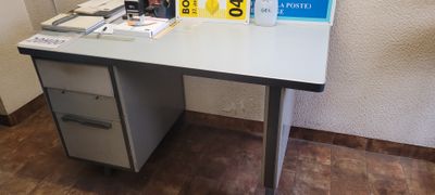un bureau sur lequel sont posés un ordinateur et une imprimante