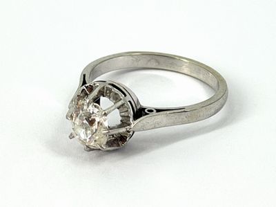 Solitaire sertie griffe d'un diamant taille ancienne (6,7 x …