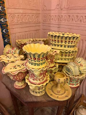 une table sur laquelle sont posées de nombreuses pièces de poterie
