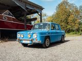 une voiture bleue garée devant un bateau