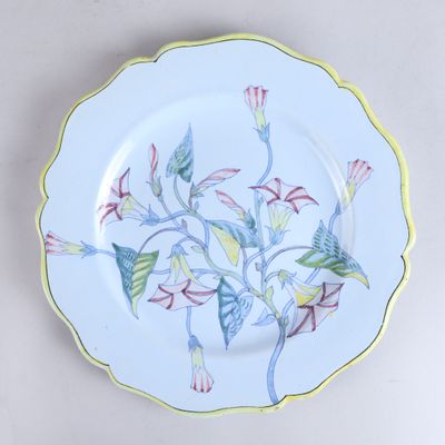 une assiette avec un motif floral sur une table
