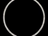 un collier de diamants sur fond noir