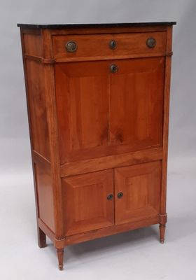 une image représentant une commode en bois à deux tiroirs