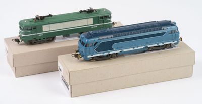 deux petits trains posés sur des cartons, sur une surface blanche