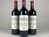 trois bouteilles de vin rouge posées côte à côte sur une table