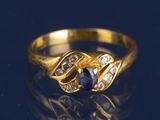 une image montrant un gros plan d'une bague en or sertie d'un saphir et de diamants